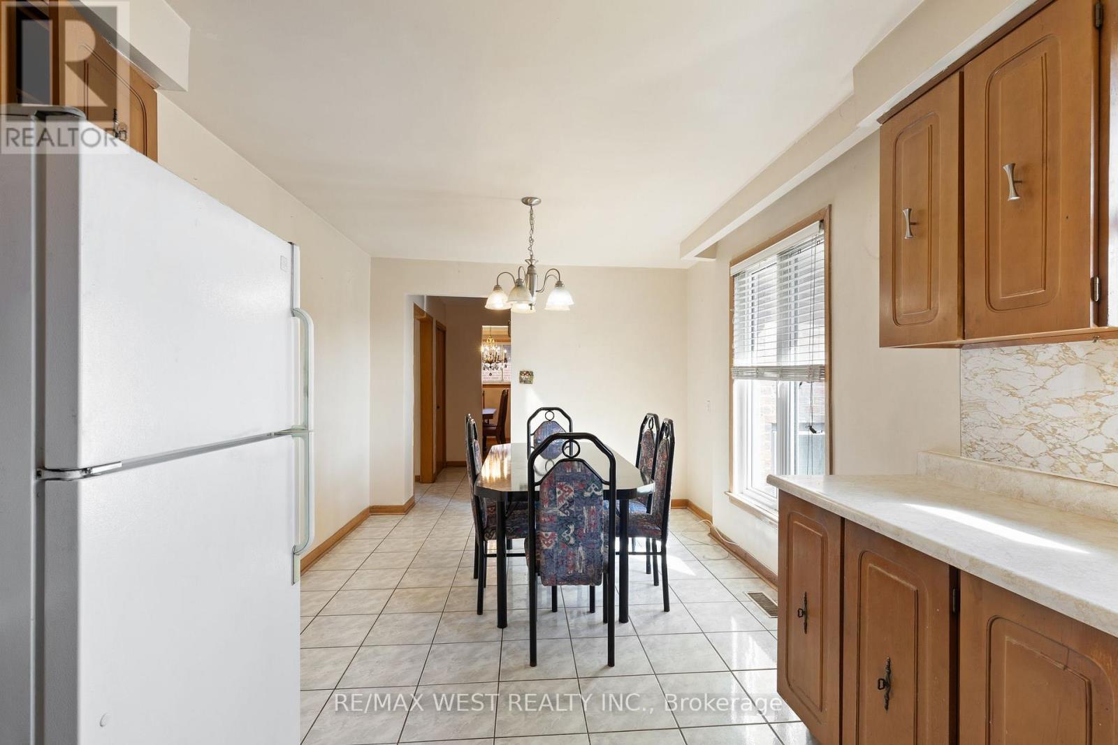 25 Apted Avenue, Toronto, Ontario  M9L 2P2 - Photo 8 - W13752502