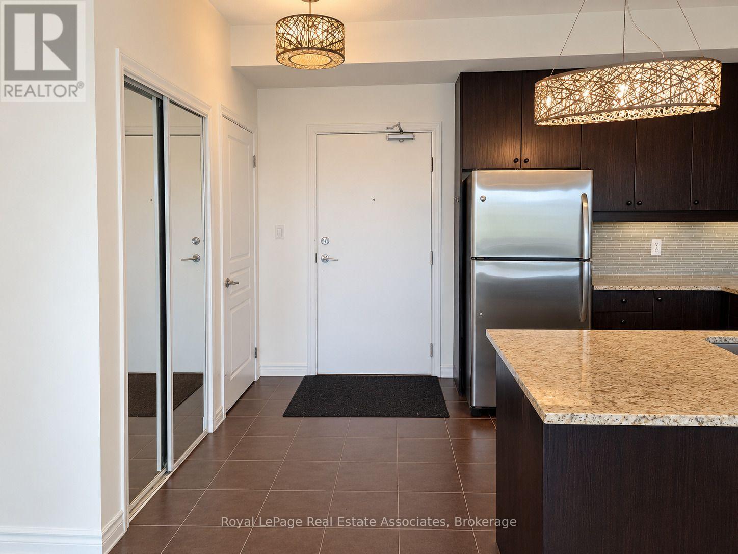 327 - 570 Lolita Gardens, Mississauga, Ontario  L5A 0A1 - Photo 2 - W13752680