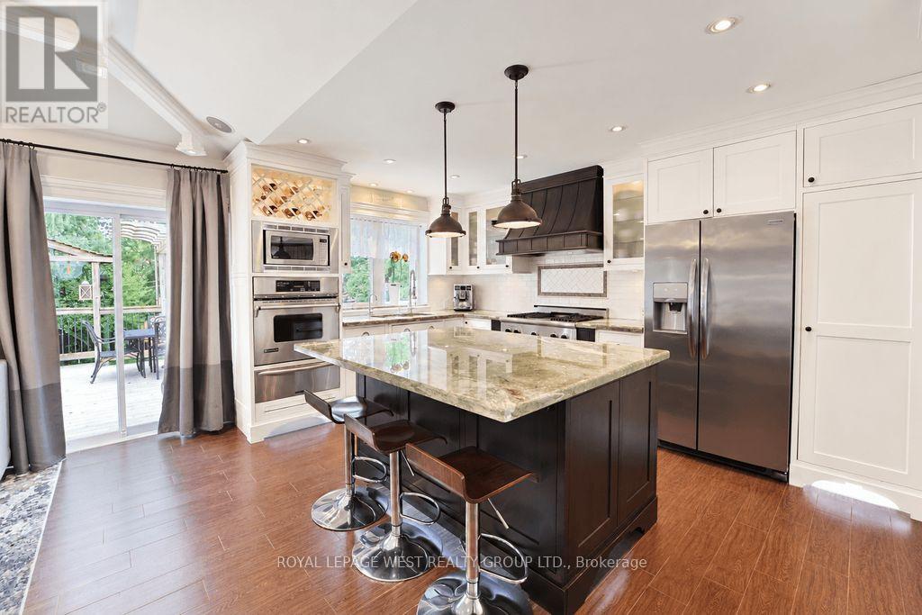 1422 Rebecca Street, Oakville, Ontario  L6L 1Z5 - Photo 3 - W13752704
