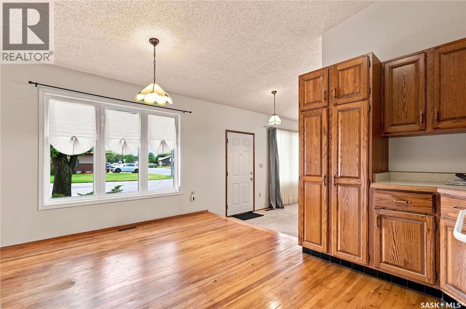 302 Nemeiben Road, Saskatoon, Saskatchewan  S7J 4S7 - Photo 4 - SK047759