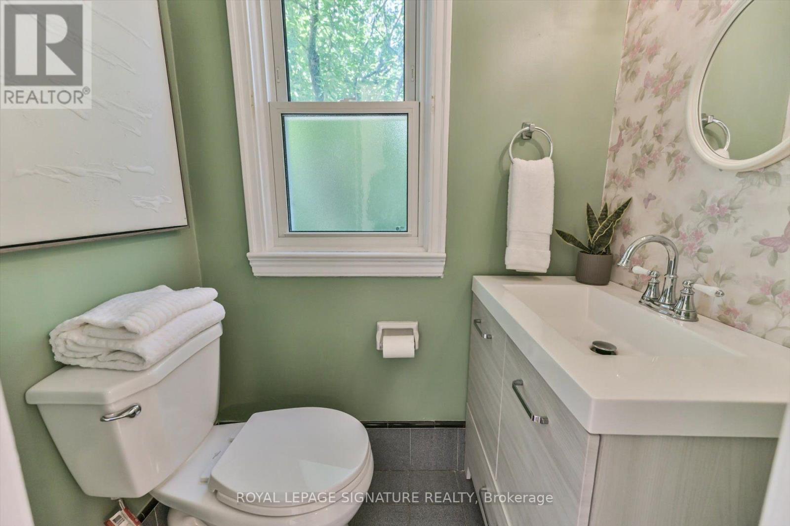 52 Dalside Crescent, Toronto, Ontario  M4A 2H6 - Photo 12 - C13752858