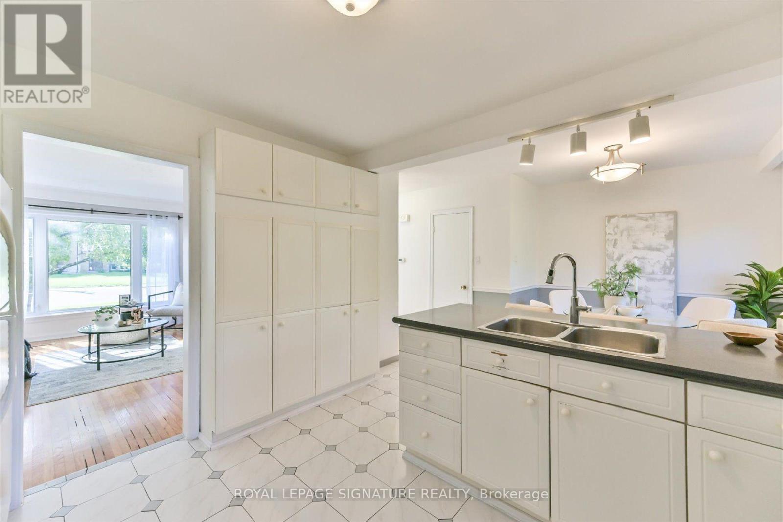 52 Dalside Crescent, Toronto, Ontario  M4A 2H6 - Photo 6 - C13752858