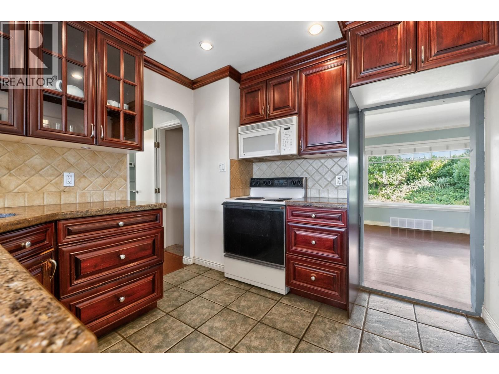 341 W 24th Street, North Vancouver, British Columbia  V7M 2C7 - Photo 7 - R3161869