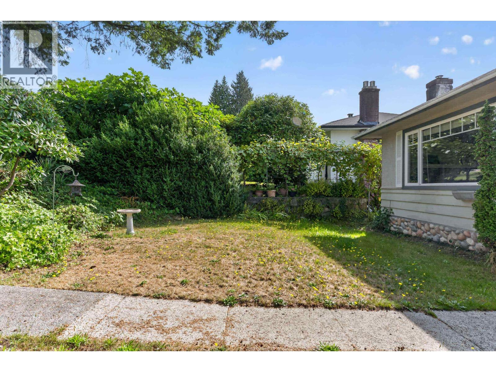 341 W 24th Street, North Vancouver, British Columbia  V7M 2C7 - Photo 2 - R3161869