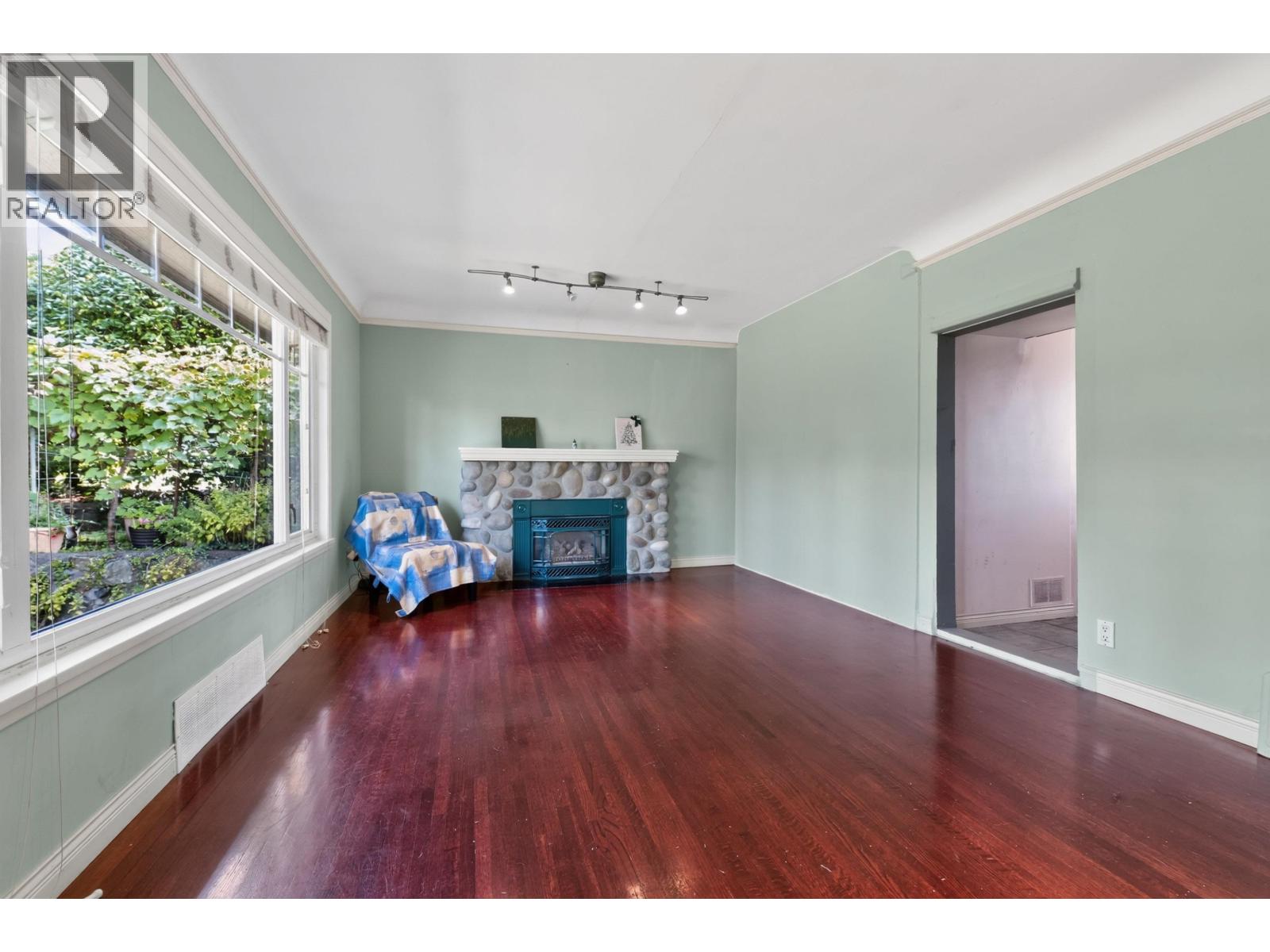 341 W 24th Street, North Vancouver, British Columbia  V7M 2C7 - Photo 6 - R3161869