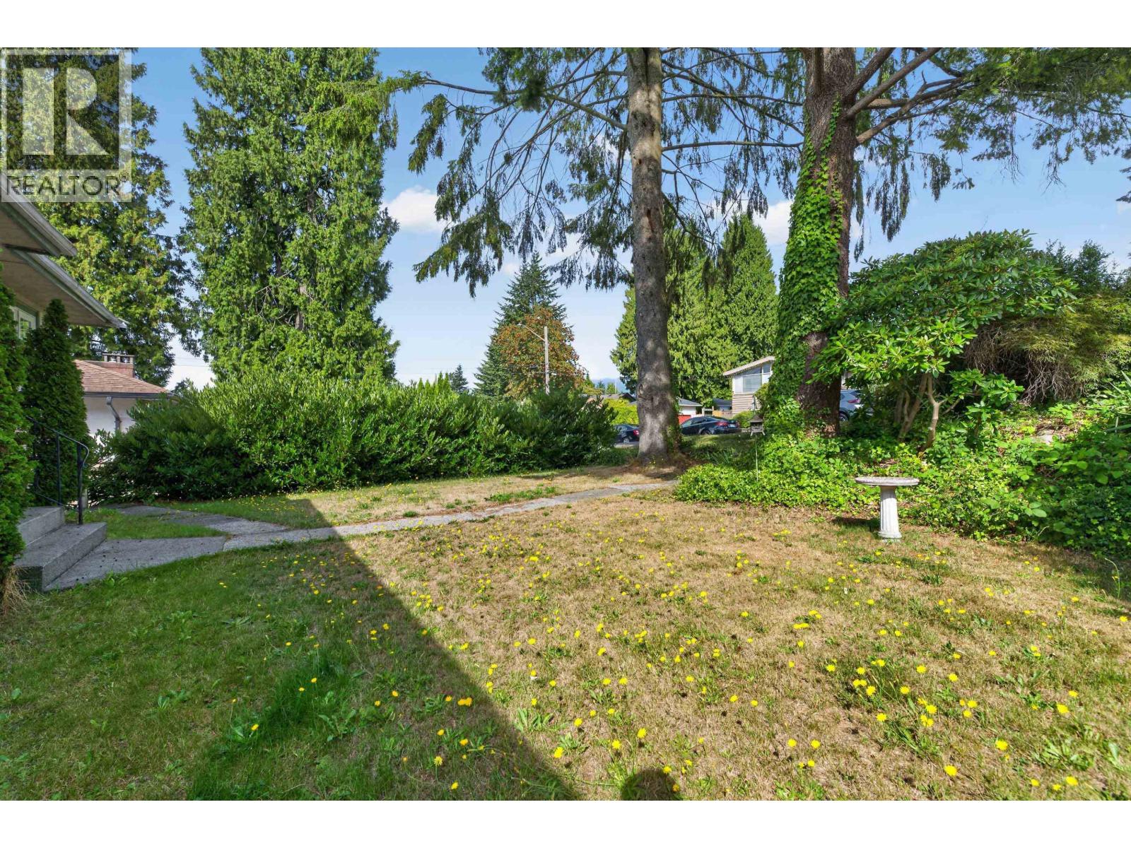 341 W 24th Street, North Vancouver, British Columbia  V7M 2C7 - Photo 3 - R3161869