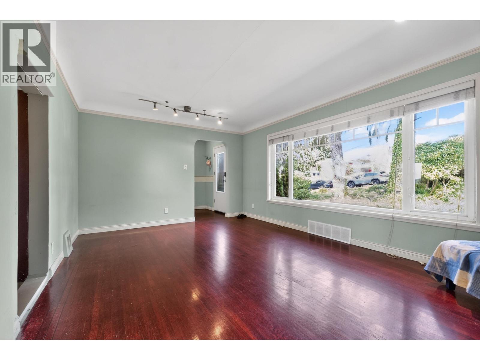 341 W 24th Street, North Vancouver, British Columbia  V7M 2C7 - Photo 5 - R3161869