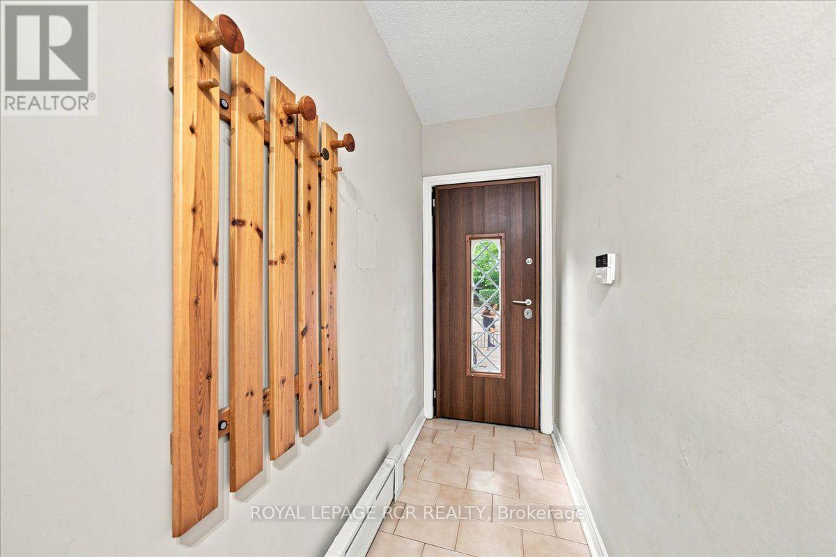 966 Shaw Street, Toronto, Ontario  M6G 3M7 - Photo 3 - W13752836