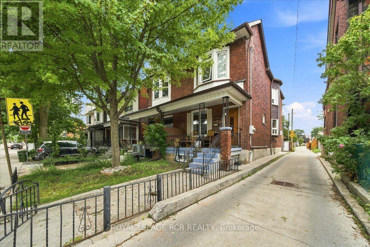 966 Shaw Street, Toronto, Ontario  M6G 3M7 - Photo 31 - W13752836