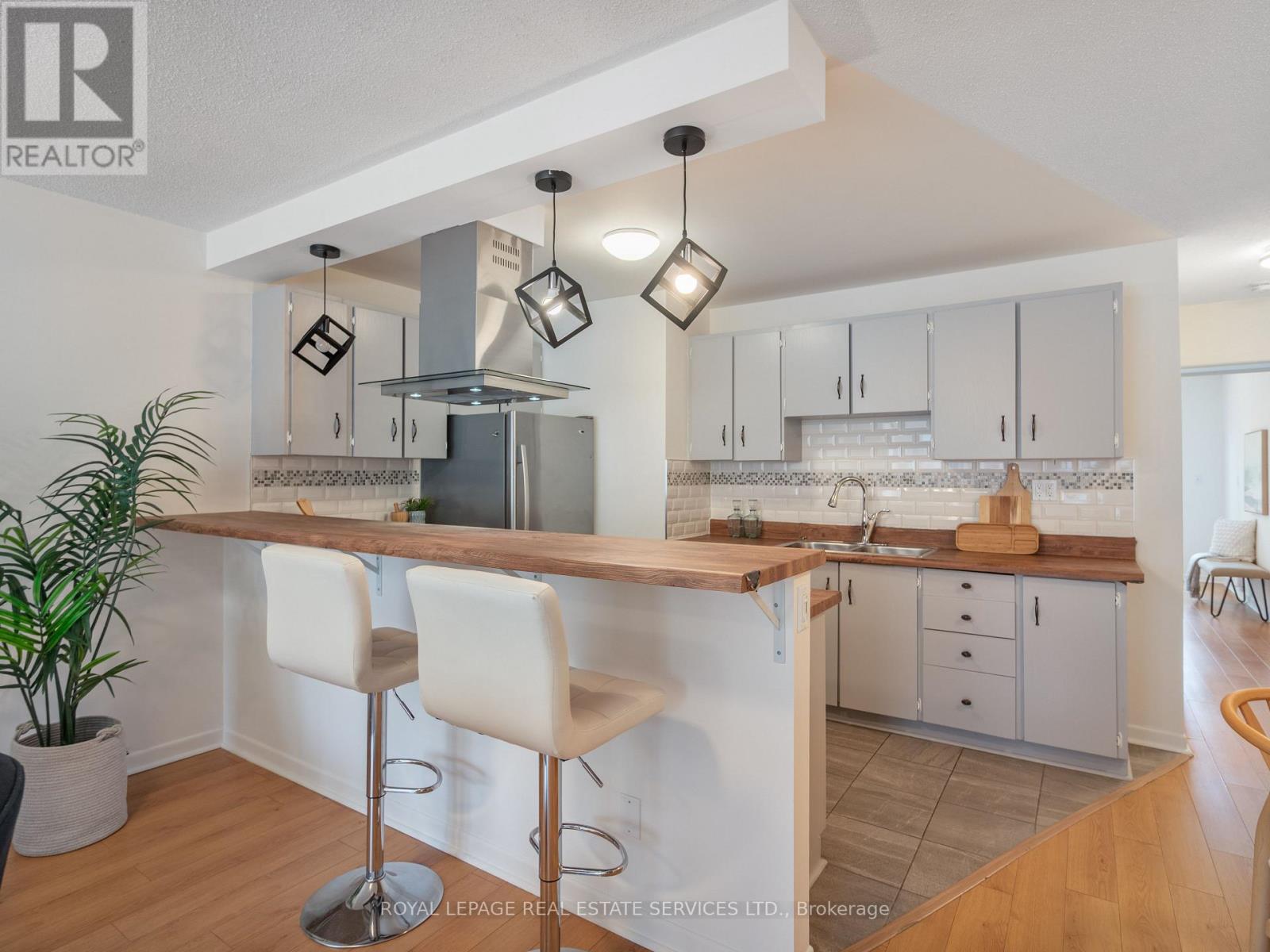 346 Indian Road Crescent, Toronto, Ontario  M6P 2H1 - Photo 8 - W13752852