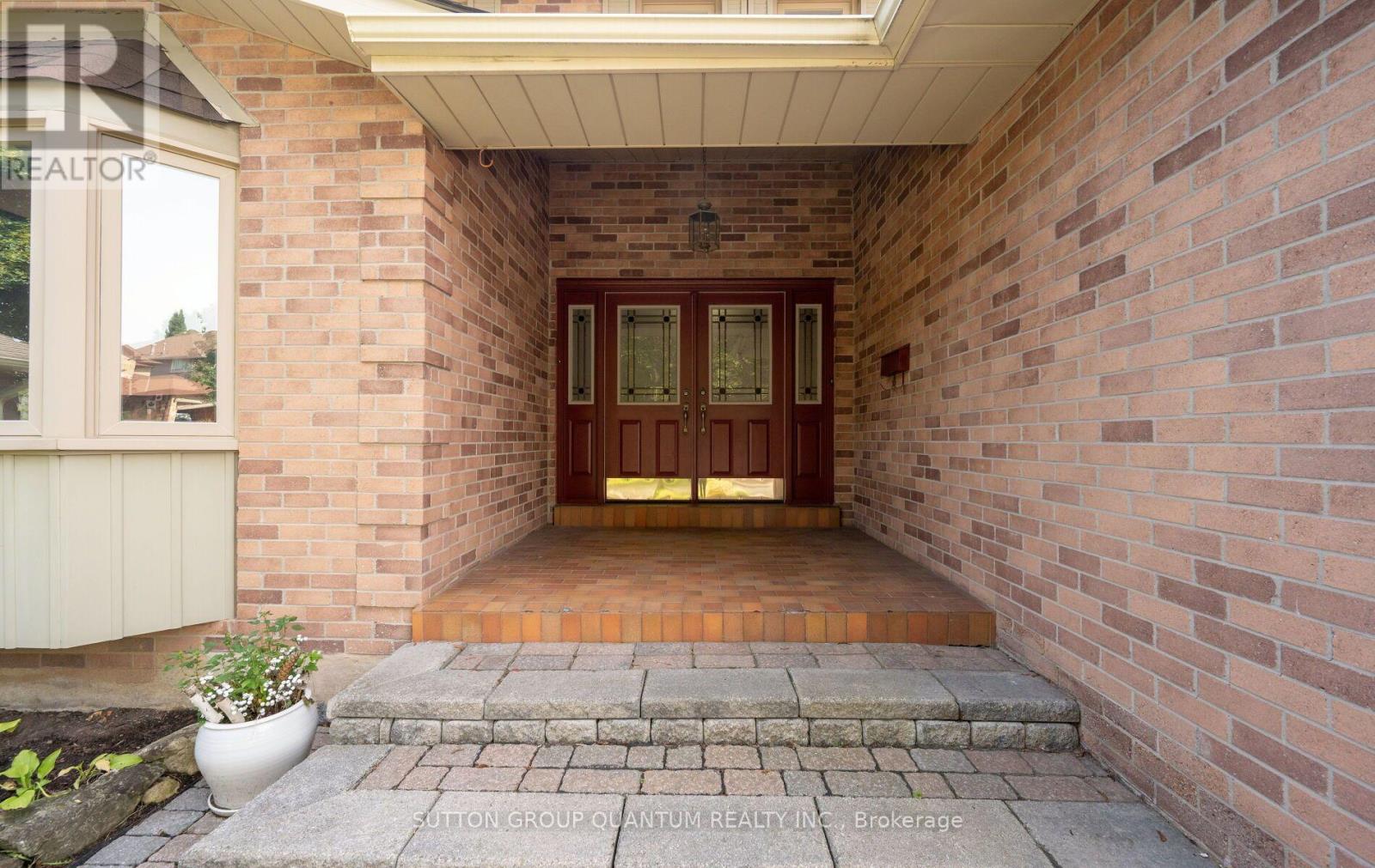 1896 Stoneybrook Court, Mississauga, Ontario  L5L 3W2 - Photo 2 - W13752868