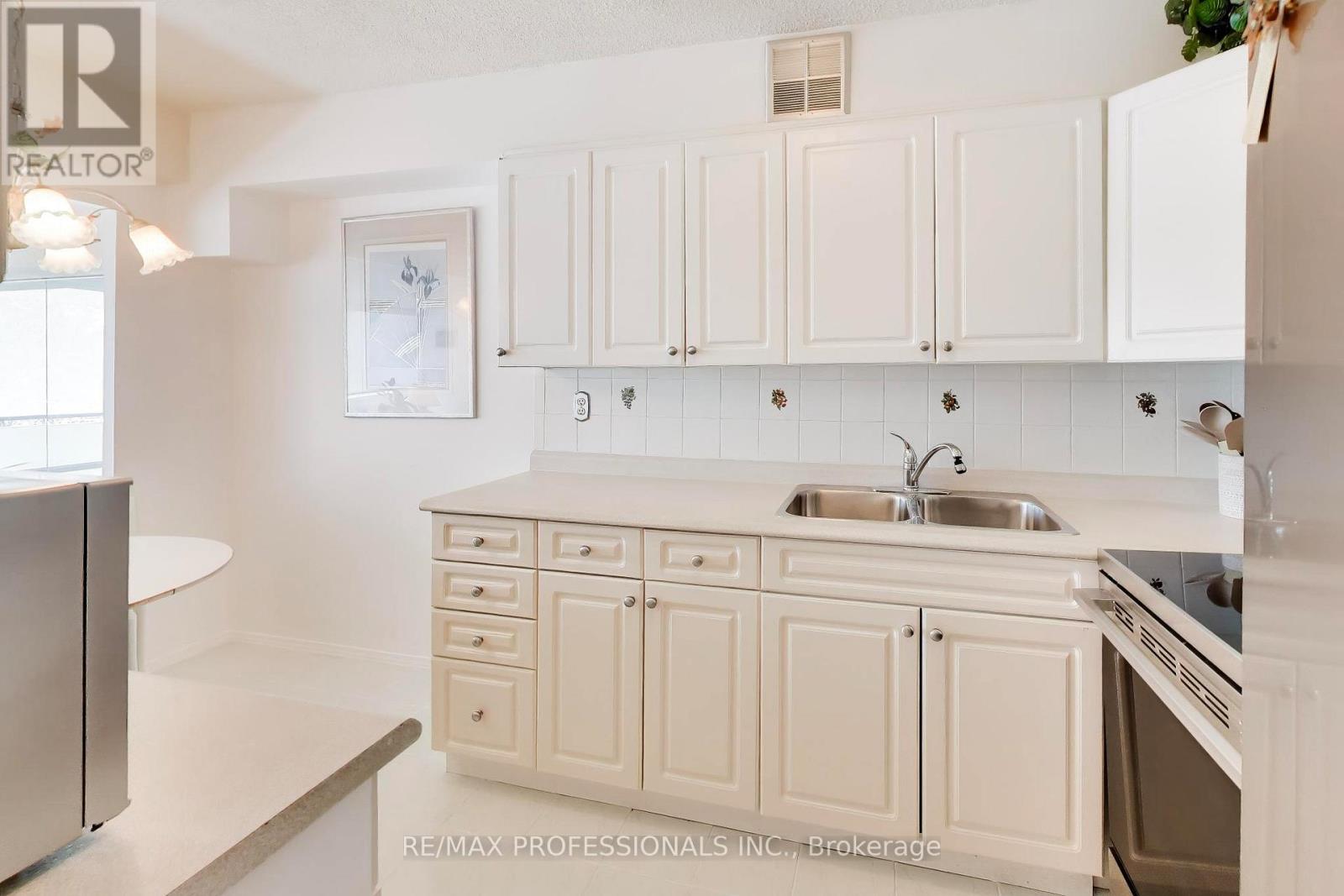 207 - 260 Scarlett Road, Toronto, Ontario  M6N 4X6 - Photo 12 - W13752992
