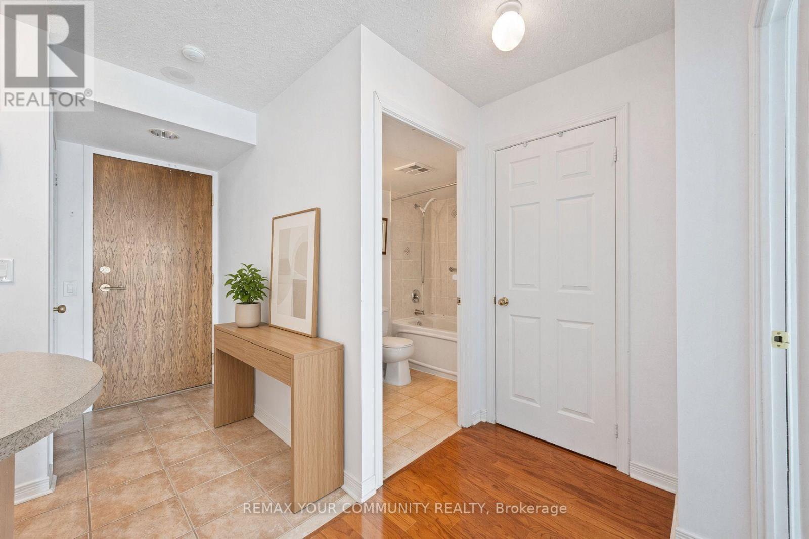 909 - 23 Oneida Crescent, Richmond Hill, Ontario  L4B 0A2 - Photo 3 - N13676458
