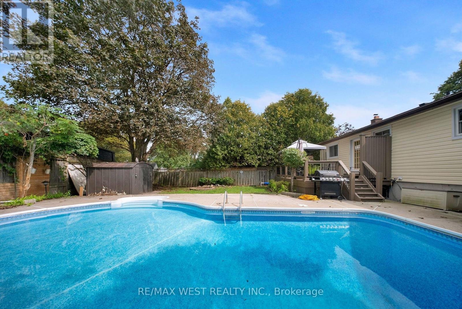 4 Flemington Court, Whitby, Ontario  L1N 5X2 - Photo 4 - E13753332