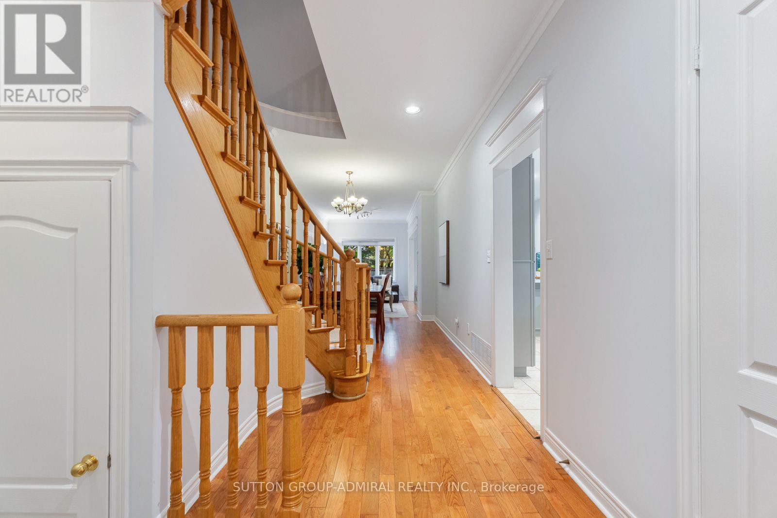 37 Kingsbridge Circle, Vaughan, Ontario  L4J 8N8 - Photo 3 - N13753354