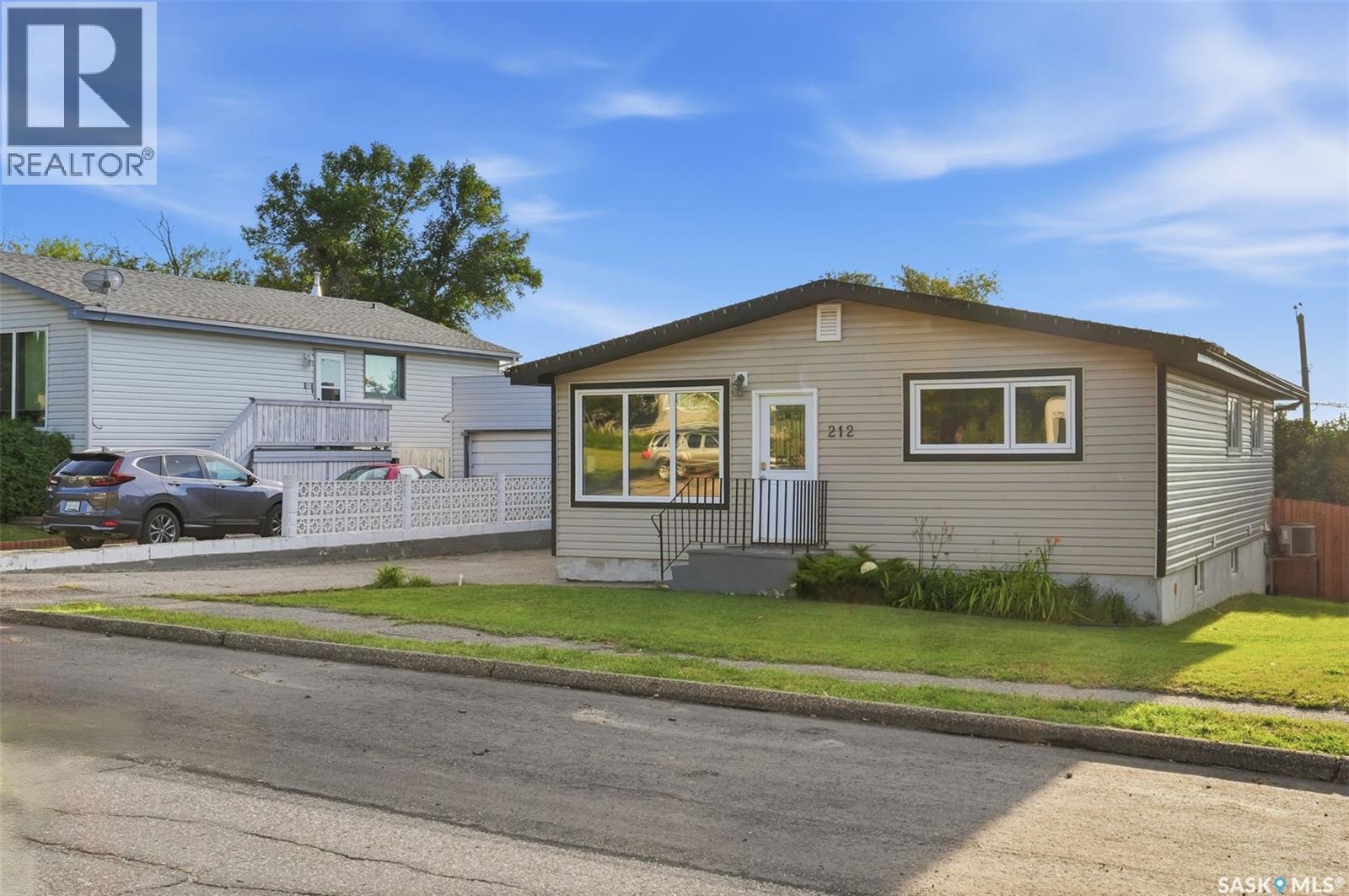 212 3rd Street W, Delisle, Saskatchewan  S0L 0P0 - Photo 2 - SK047724