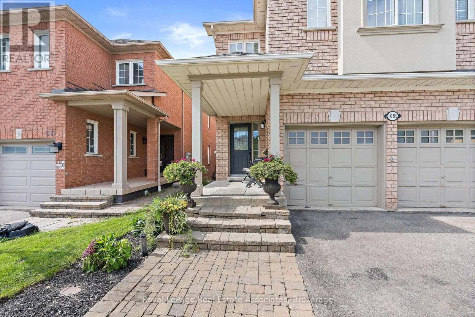 1069 Knotty Pine Grove, Mississauga, Ontario  L5W 1J6 - Photo 2 - W13753126