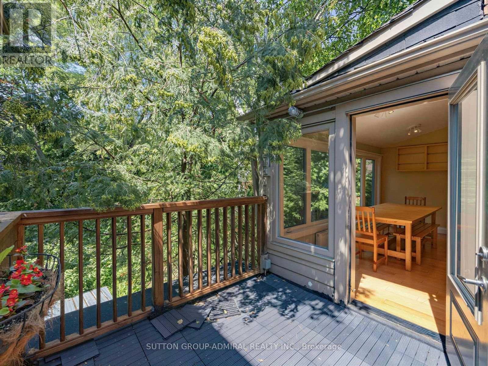 246 Ellis Avenue, Toronto, Ontario  M6S 2X2 - Photo 9 - W13753140