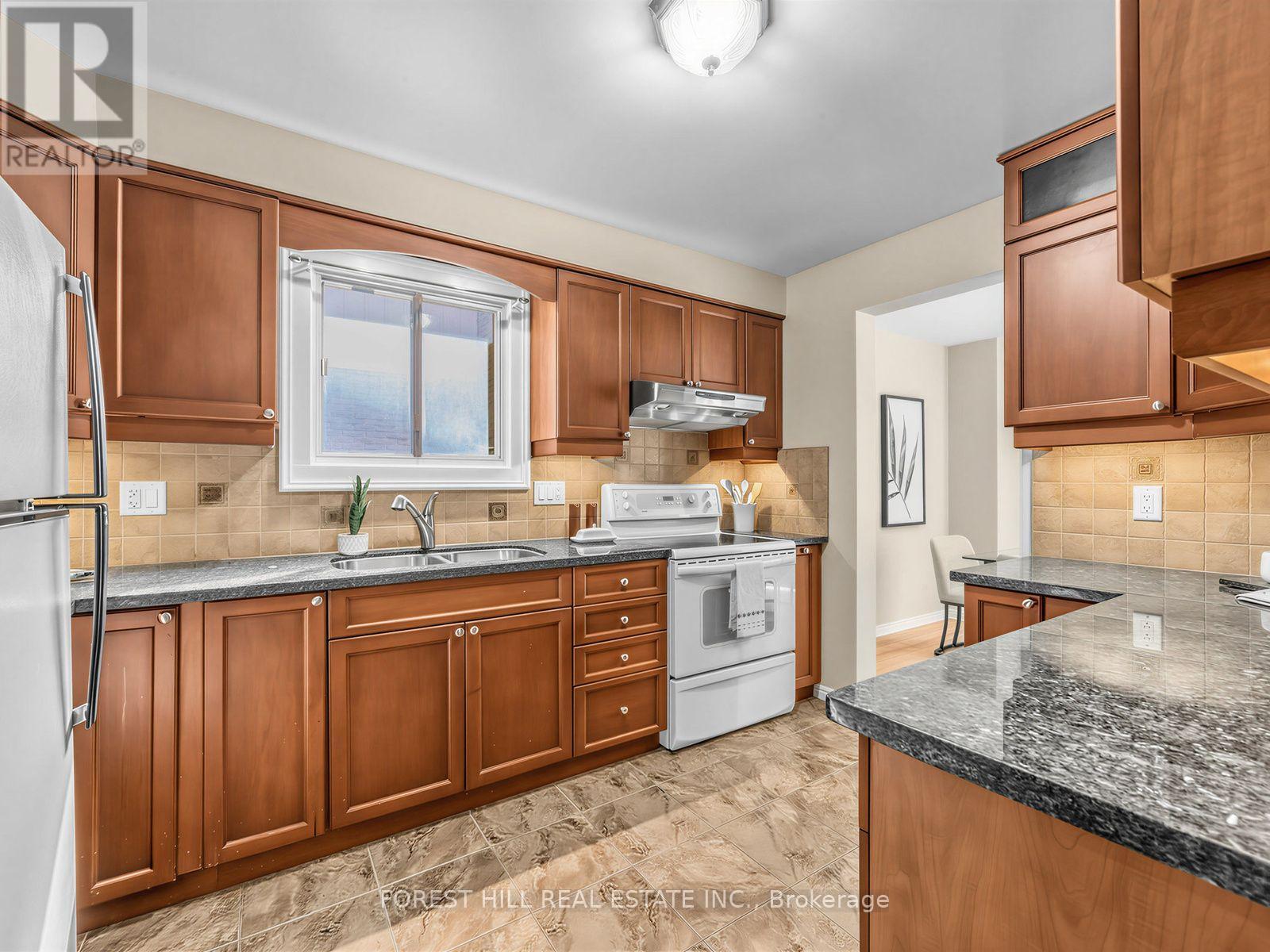 6 Elmvale Avenue, Brampton, Ontario  L6Z 1A5 - Photo 5 - W13753434