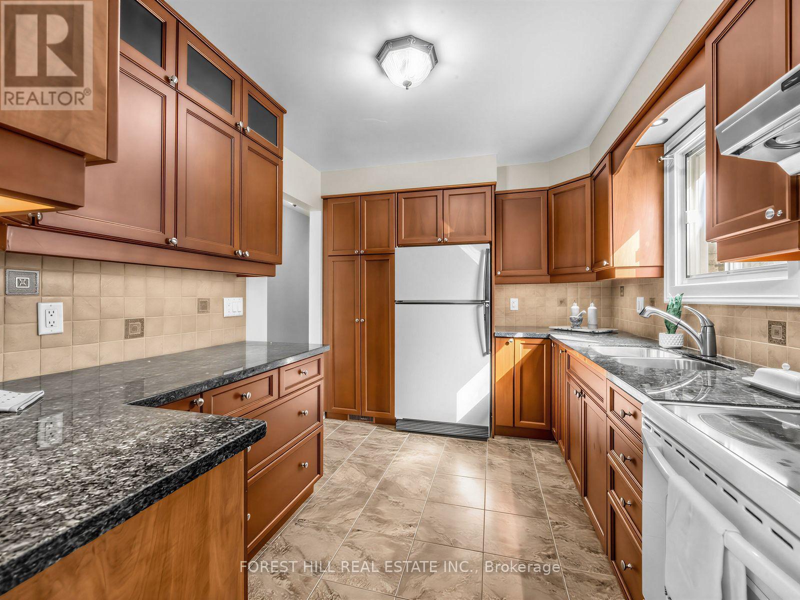 6 Elmvale Avenue, Brampton, Ontario  L6Z 1A5 - Photo 8 - W13753434