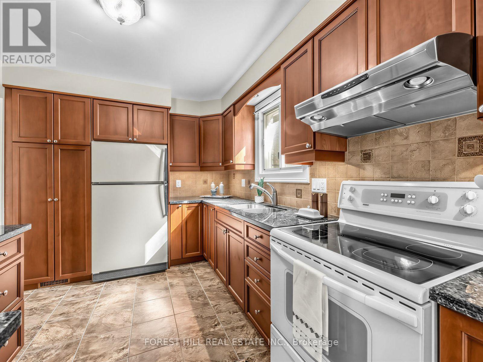 6 Elmvale Avenue, Brampton, Ontario  L6Z 1A5 - Photo 9 - W13753434