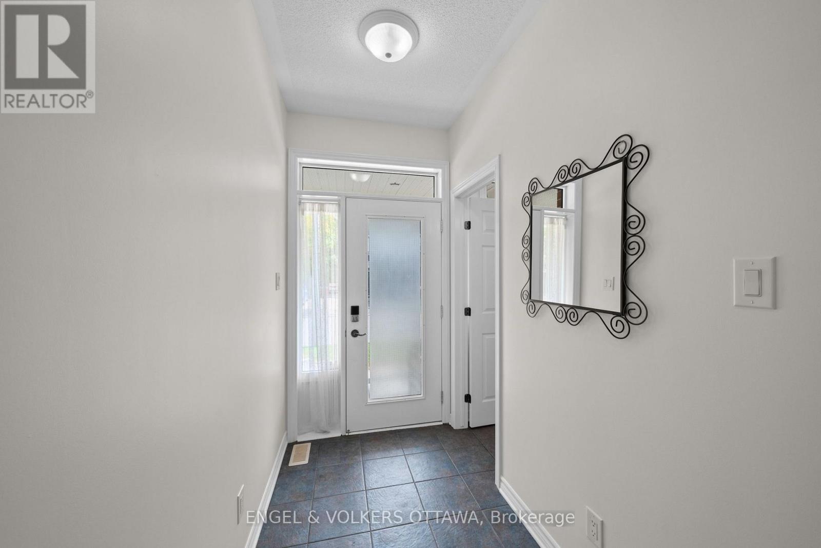 268 Horseshoe Crescent, Ottawa, Ontario  K2S 0B7 - Photo 3 - X13753744
