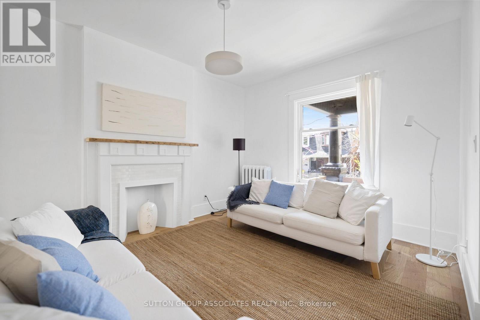 853 Manning Avenue, Toronto, Ontario  M6G 2X1 - Photo 4 - C13753750