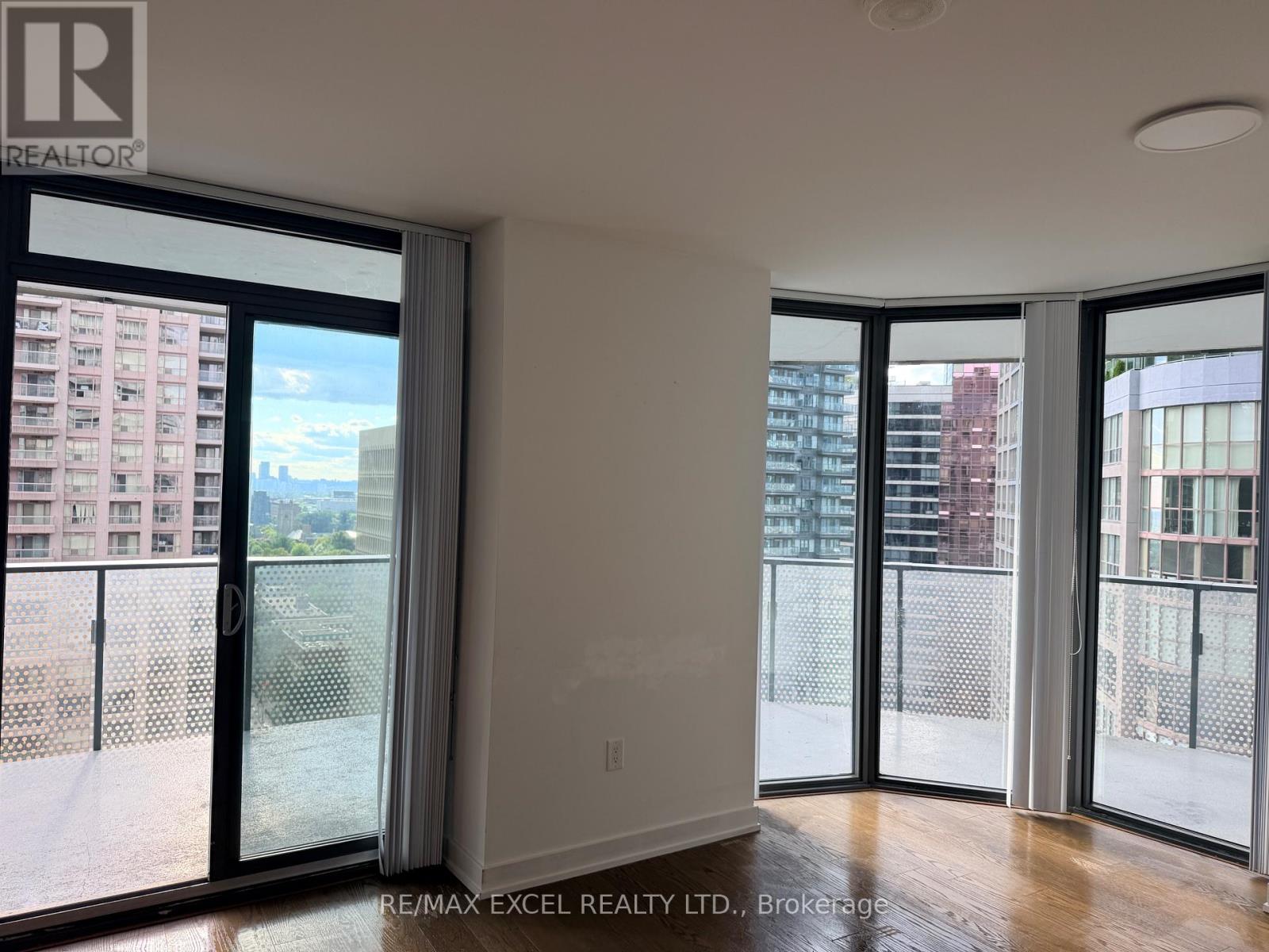 1708 - 11 Wellesley Street W, Toronto, Ontario  M4Y 1E8 - Photo 2 - C13753752