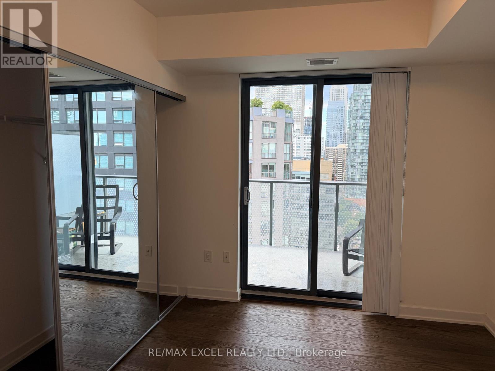 1708 - 11 Wellesley Street W, Toronto, Ontario  M4Y 1E8 - Photo 5 - C13753752