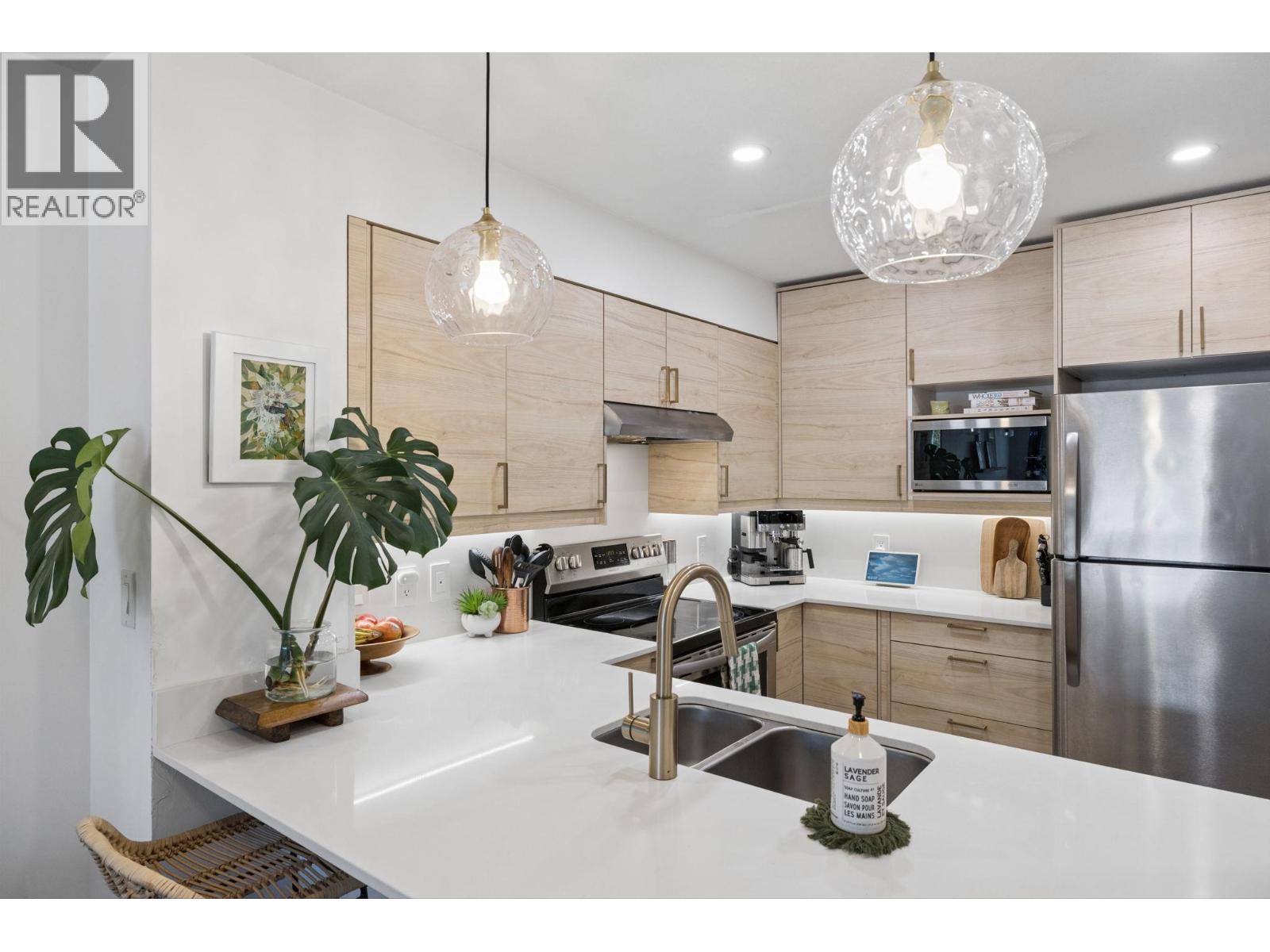 203 38 Seventh Avenue, New Westminster, British Columbia  V3L 5W2 - Photo 3 - R3162099