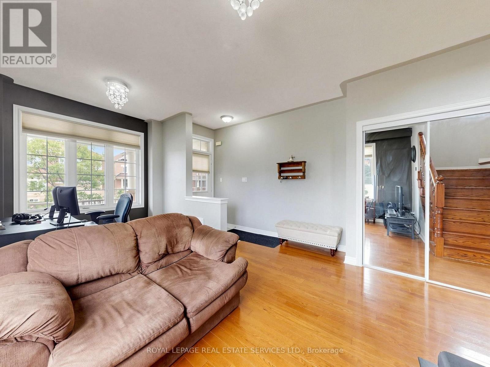 122 Juglans Crescent, Whitchurch-Stouffville, Ontario L4A 1S5 - Photo 6 - N13753548