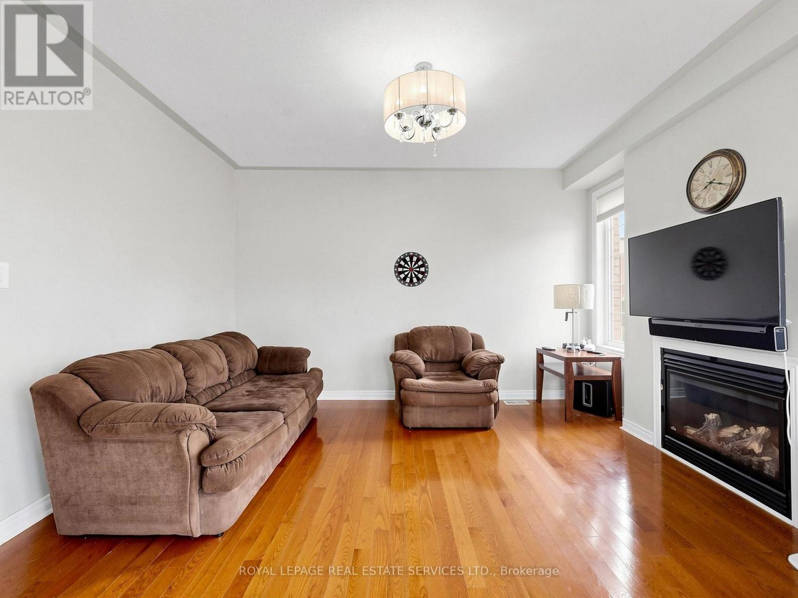 122 Juglans Crescent, Whitchurch-Stouffville, Ontario L4A 1S5 - Photo 7 - N13753548