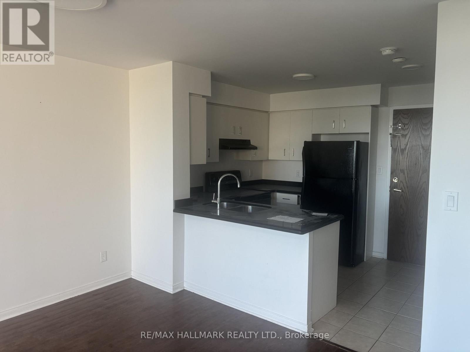 702 - 51 Baffin Court, Richmond Hill, Ontario  L4B 4P6 - Photo 2 - N13753796