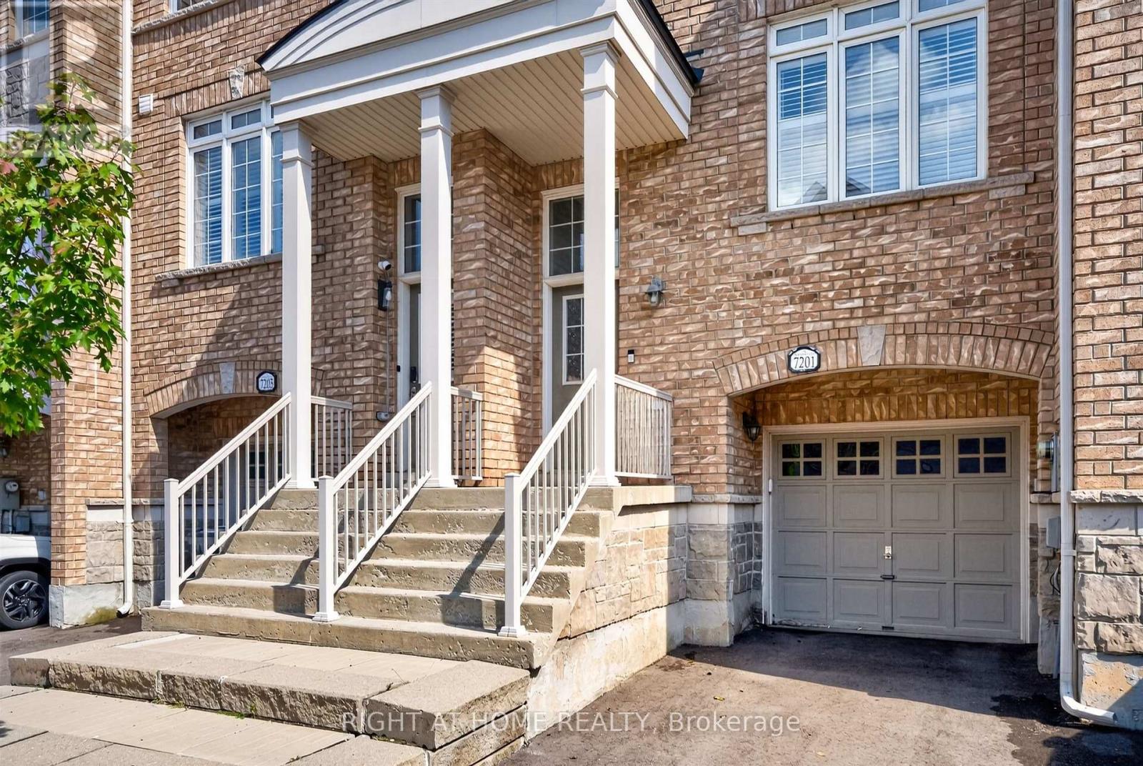 7201 Triumph Lane, Mississauga, Ontario L5N 0C5 - Photo 2 - W13753532