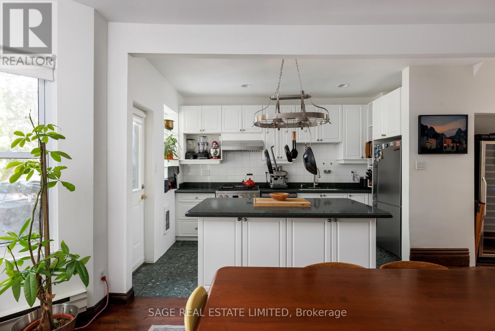 Main - 32 Roblocke Avenue, Toronto, Ontario  M6G 3R7 - Photo 17 - W13753756