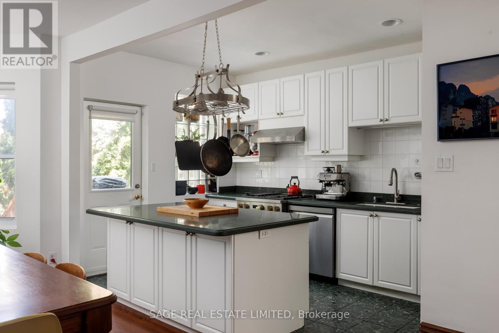 Main - 32 Roblocke Avenue, Toronto, Ontario  M6G 3R7 - Photo 19 - W13753756