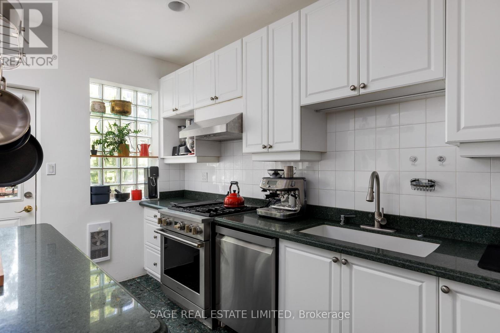 Main - 32 Roblocke Avenue, Toronto, Ontario  M6G 3R7 - Photo 21 - W13753756