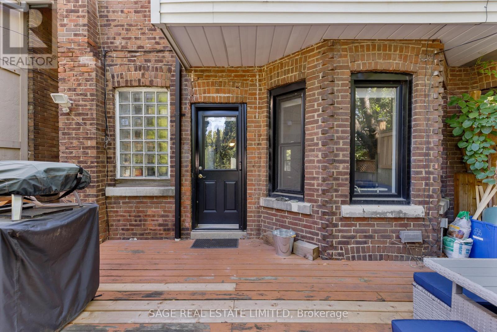 Main - 32 Roblocke Avenue, Toronto, Ontario  M6G 3R7 - Photo 23 - W13753756
