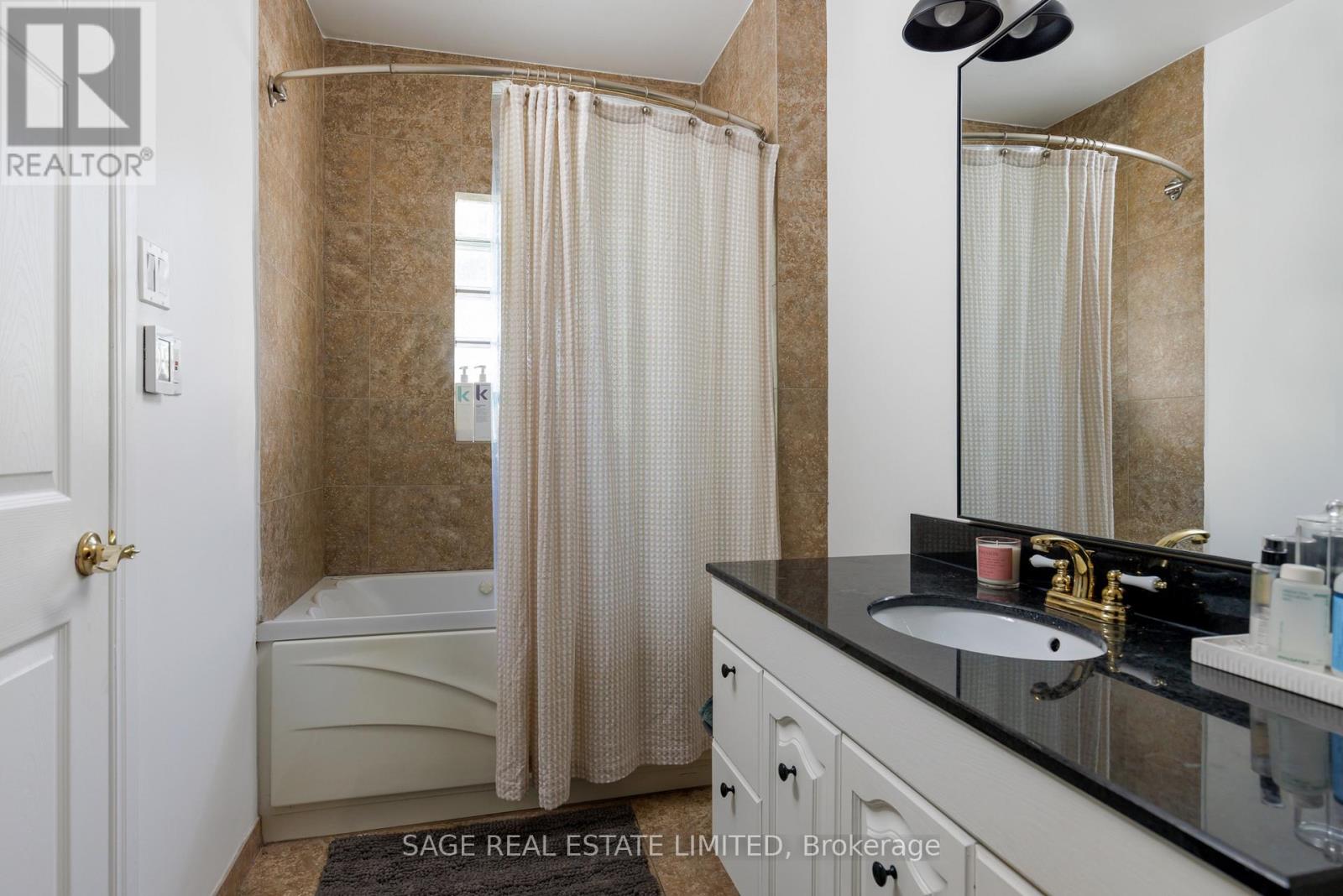 Main - 32 Roblocke Avenue, Toronto, Ontario  M6G 3R7 - Photo 46 - W13753756
