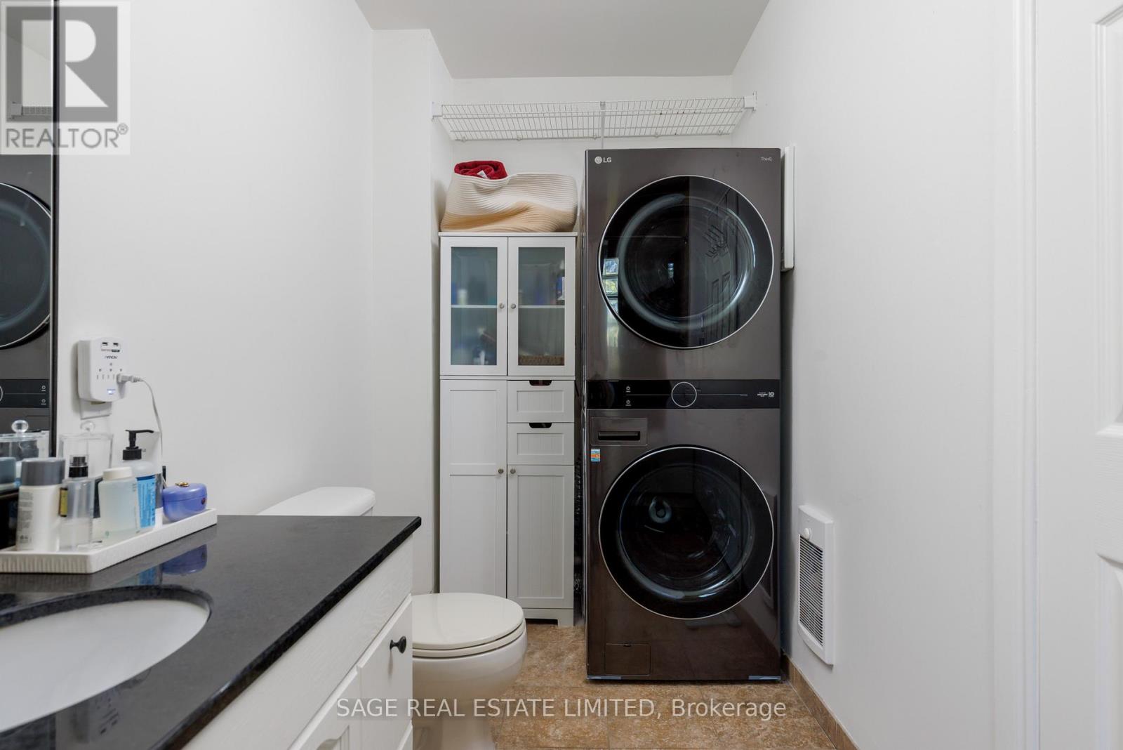 Main - 32 Roblocke Avenue, Toronto, Ontario  M6G 3R7 - Photo 47 - W13753756