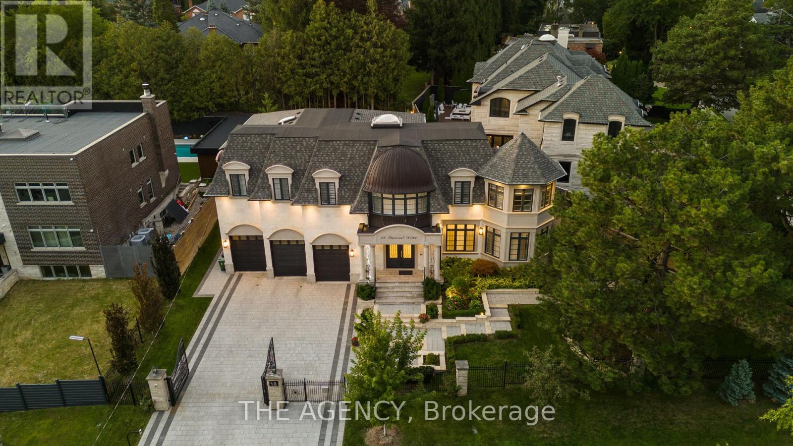 18 Suncrest Drive, Toronto, Ontario  M3C 2L2 - Photo 2 - C13753586