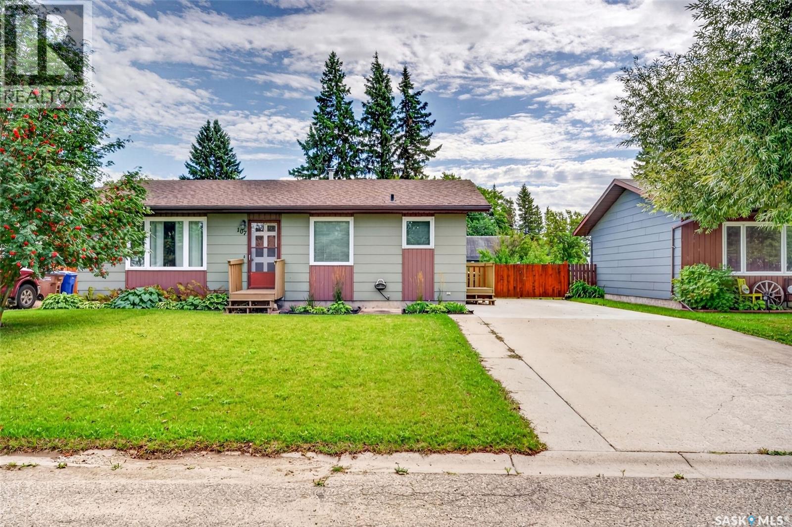 107 Elizabeth Street, Melfort, Saskatchewan  S0E 1A0 - Photo 2 - SK047775