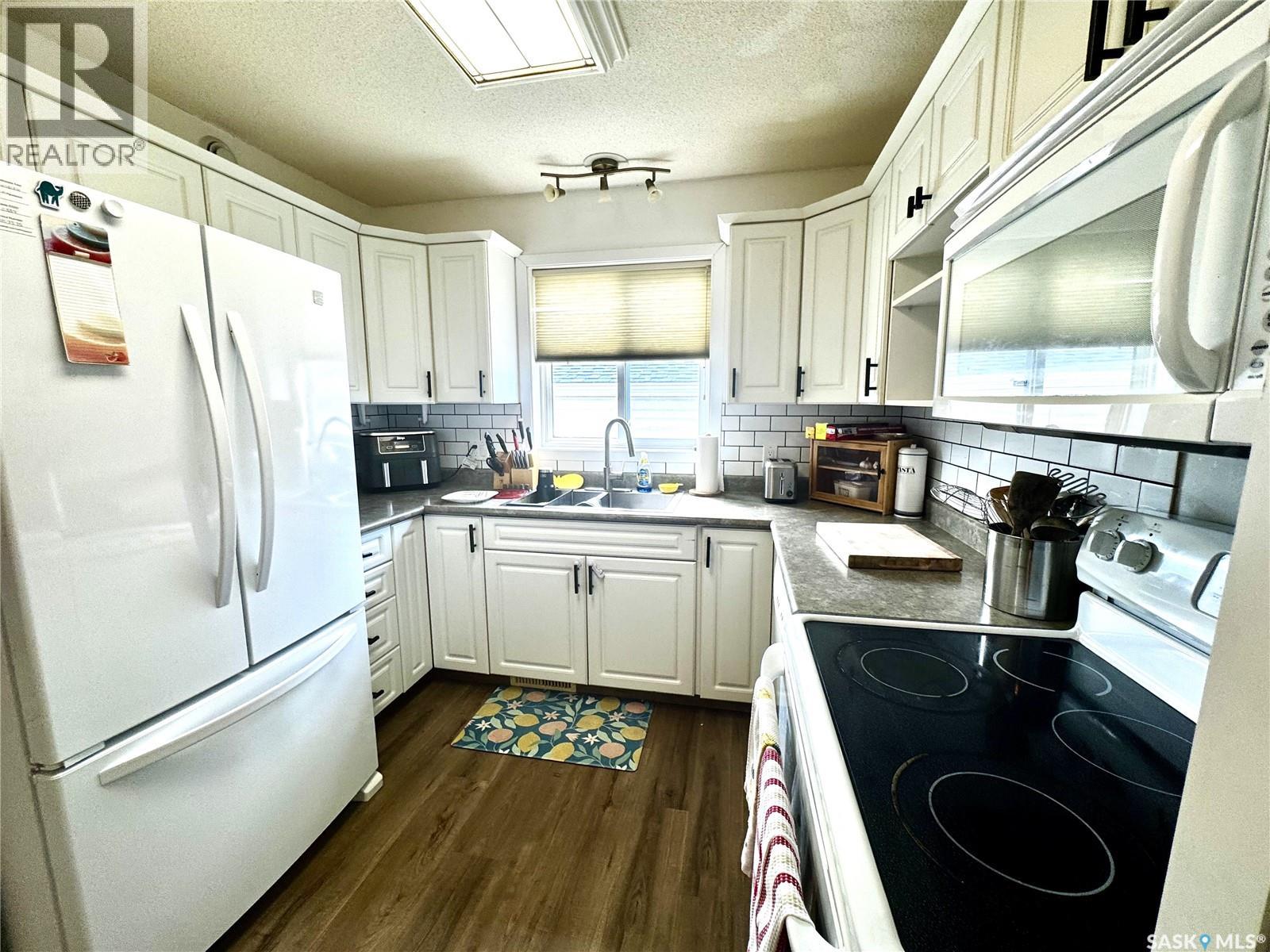 518 6th Avenue Nw, Swift Current, Saskatchewan  S9H 0Y6 - Photo 3 - SK047754