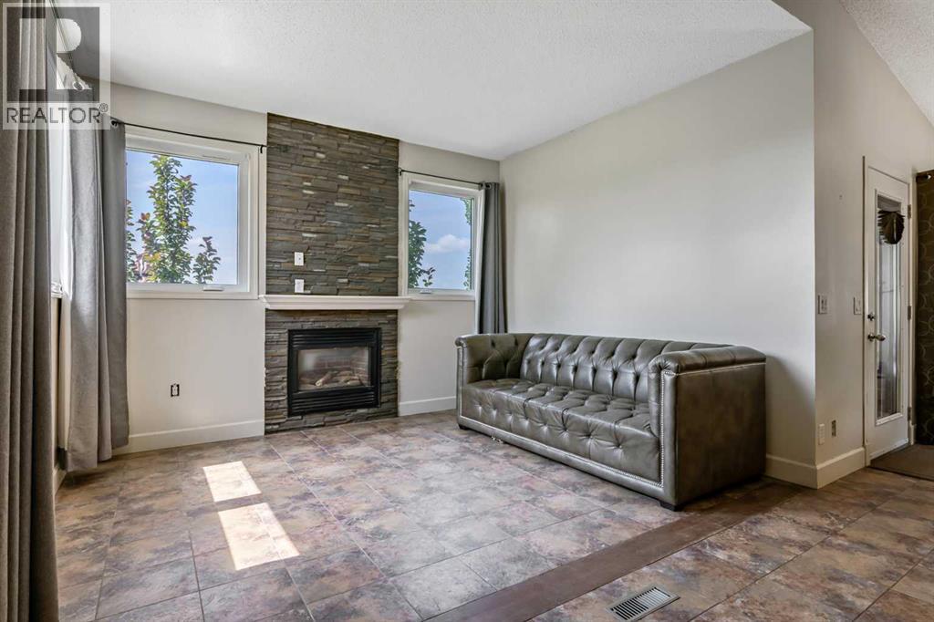 443 Riverside Green NW, High River, Alberta  T1V 2B6 - Photo 9 - A2331580