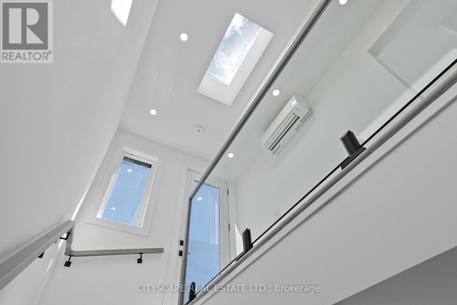Upper #4 - 589 Oakwood Avenue, Toronto, Ontario  M6E 2X8 - Photo 16 - C13736106
