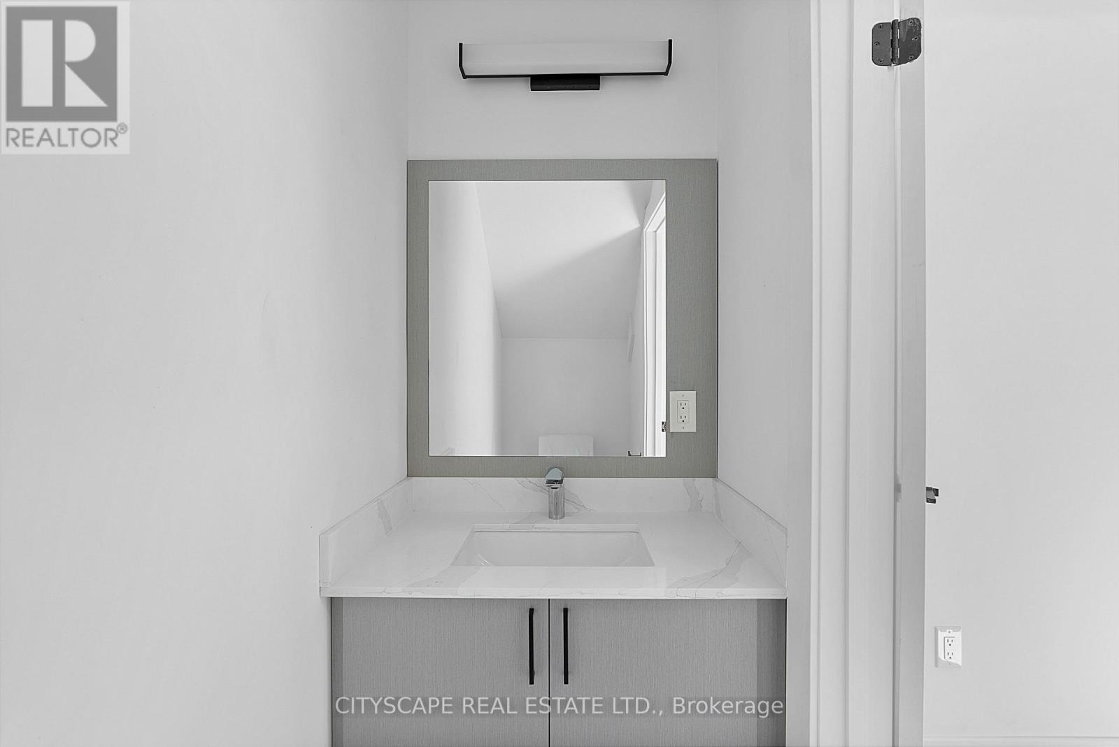 Upper #4 - 589 Oakwood Avenue, Toronto, Ontario  M6E 2X8 - Photo 19 - C13736106