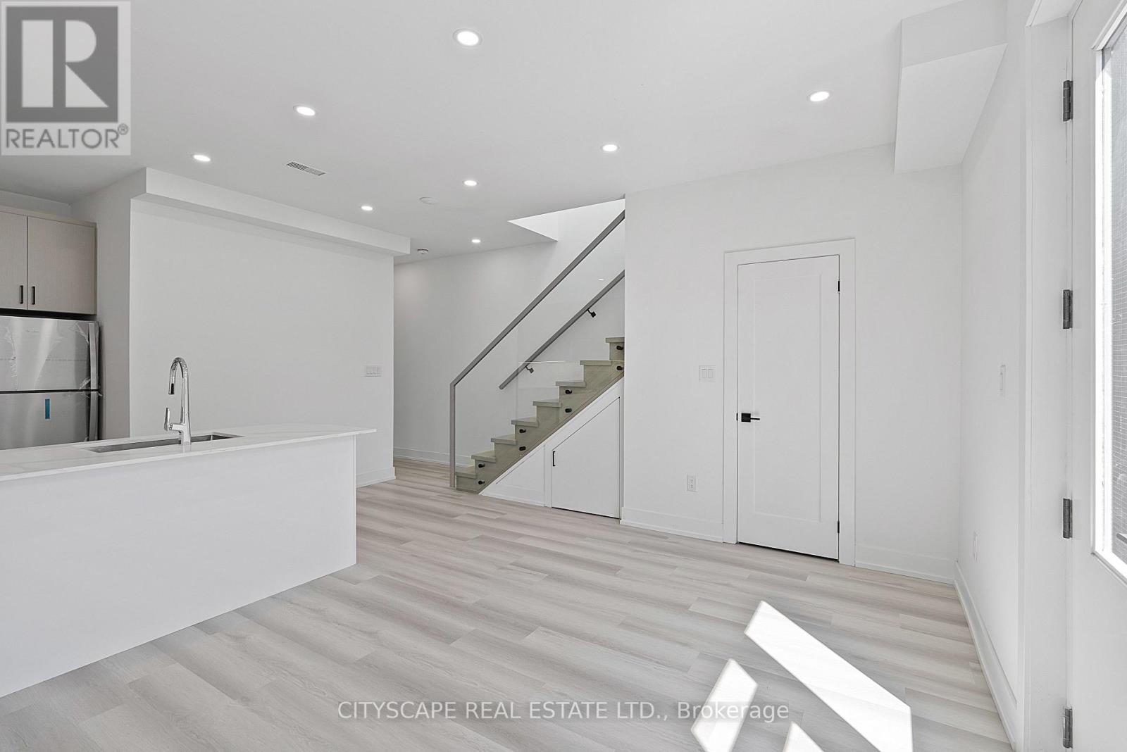 Upper #4 - 589 Oakwood Avenue, Toronto, Ontario  M6E 2X8 - Photo 25 - C13736106