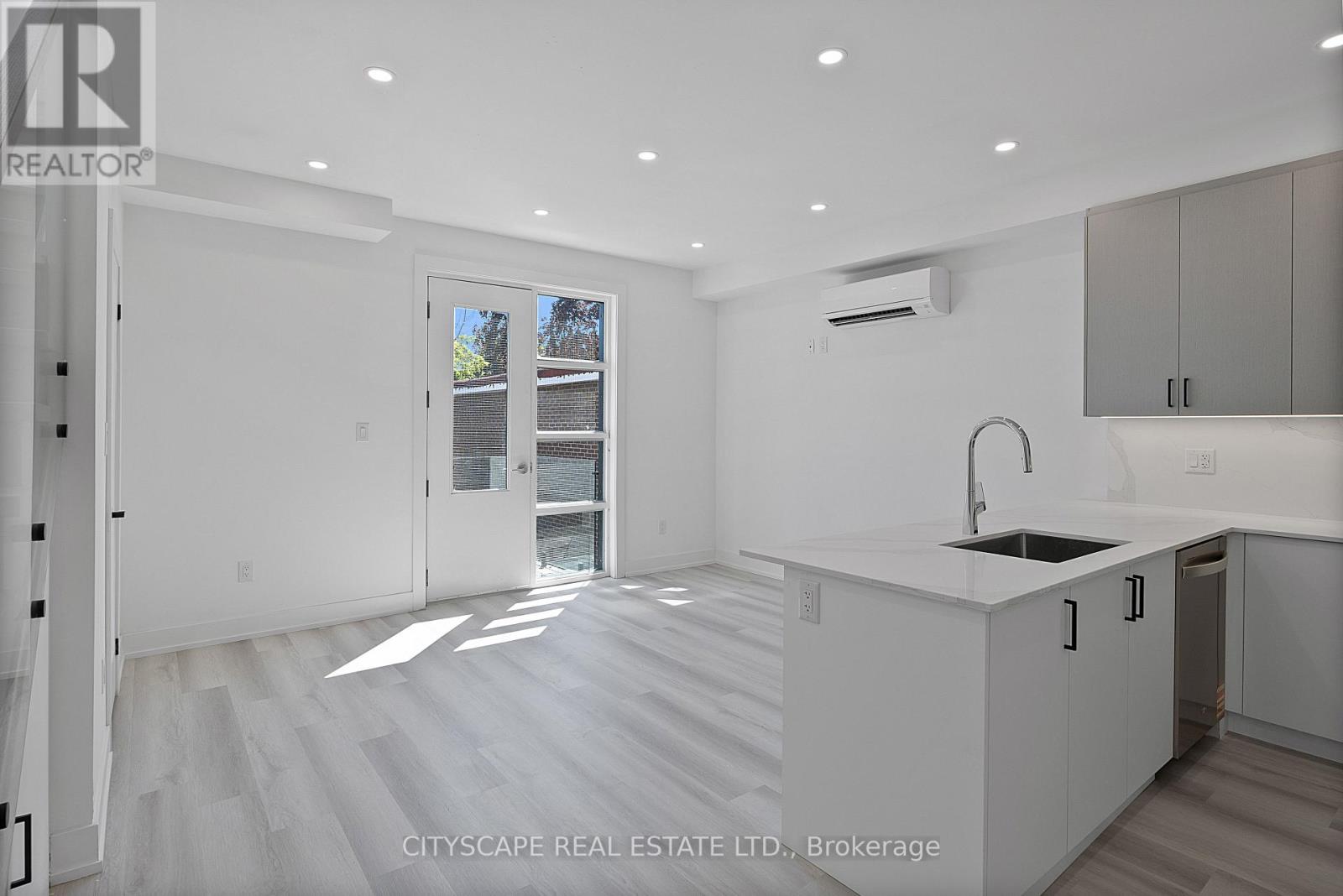 Upper #4 - 589 Oakwood Avenue, Toronto, Ontario  M6E 2X8 - Photo 30 - C13736106