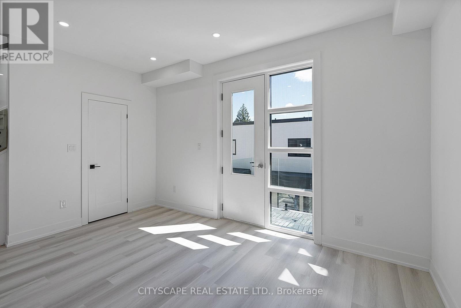 Upper #4 - 589 Oakwood Avenue, Toronto, Ontario  M6E 2X8 - Photo 24 - C13736106