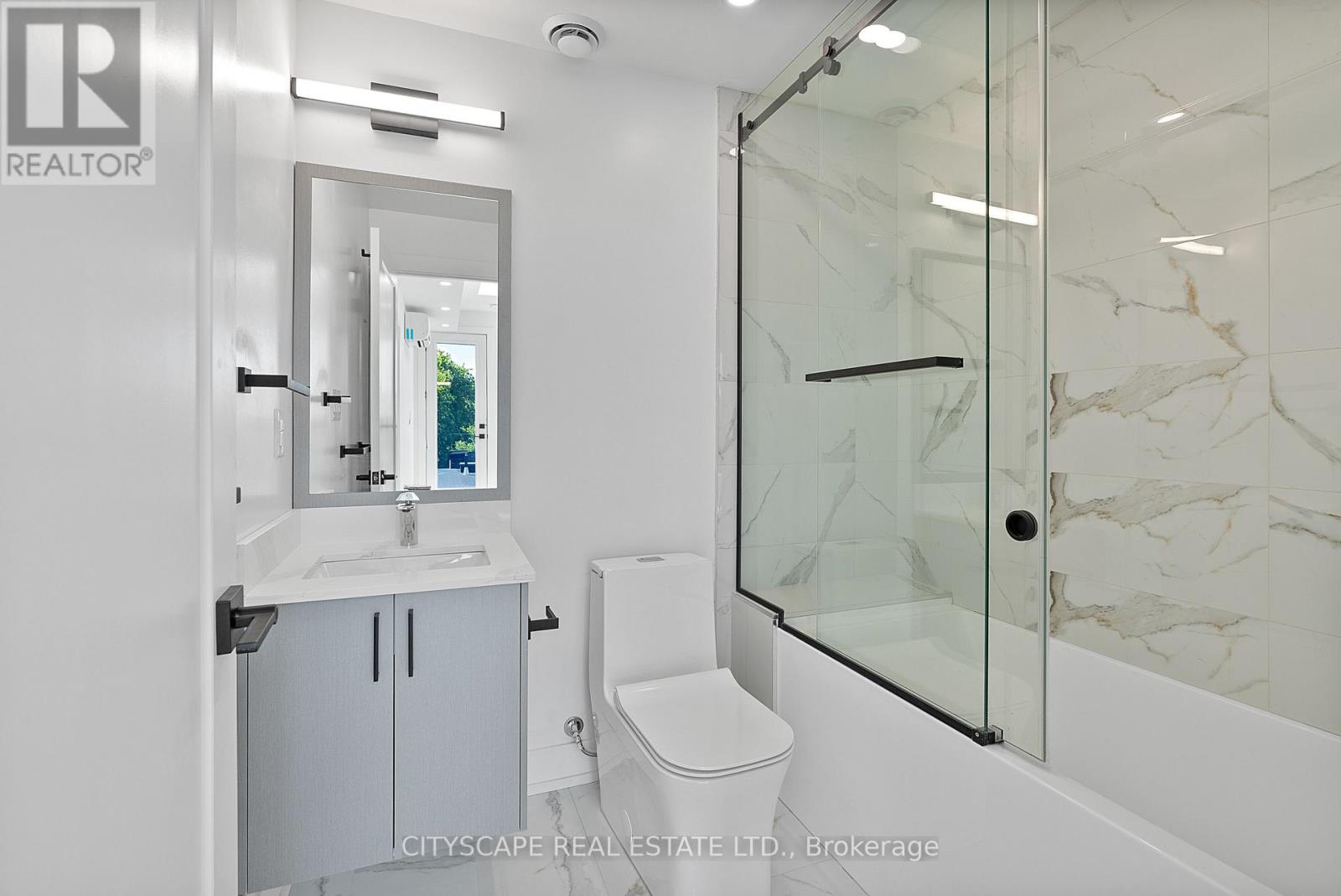 Upper #4 - 589 Oakwood Avenue, Toronto, Ontario  M6E 2X8 - Photo 8 - C13736106